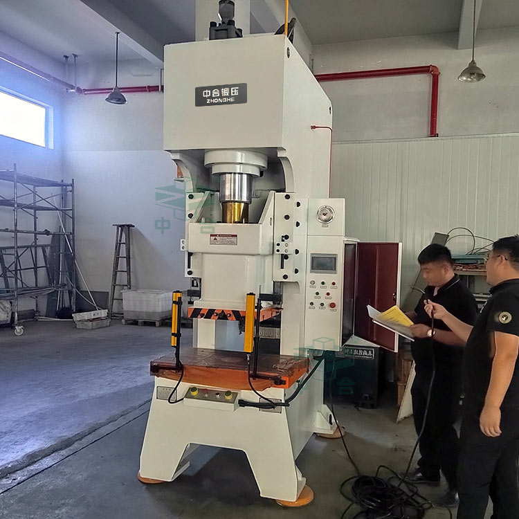100噸液壓沖床現(xiàn)場安裝調試.jpg